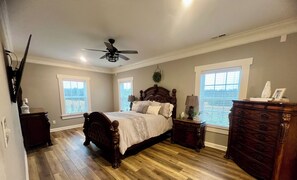 4 bedrooms, iron/ironing board, WiFi, bed sheets