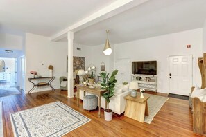 TV - A State of Mind, Modern | Historic | Central (Savannah)