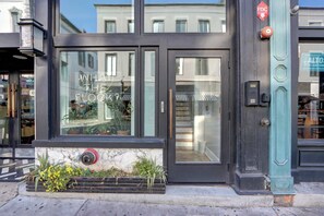 Exterior detail - Savannah Soul on Whitaker, Modern | Relaxing (Savannah)