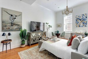 2 bedrooms, iron/ironing board, WiFi, bed sheets - Savannah Soul on Whitaker, Modern | Relaxing (Savannah)