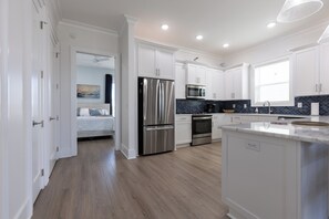 Kjøleskap, mikrobølgeovn, ovn og kokeplater