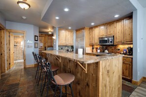 冷蔵庫、オーブン、コンロ、コーヒー / ティーメーカー