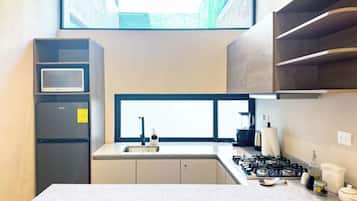 Réfrigérateur, micro-ondes, plaque de cuisson, machine à expresso