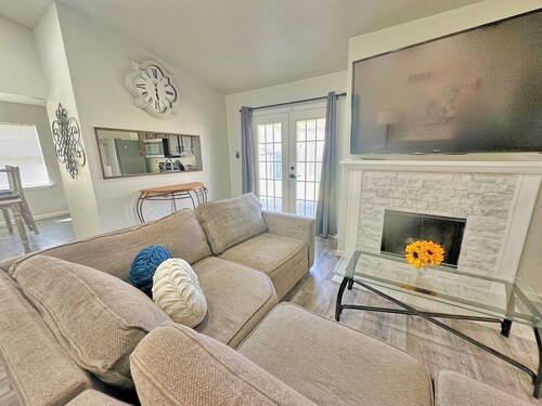 Charming 2-bedroom house in The Colony with WiFi, AC no chores 