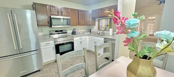 Charming 2-bedroom house in The Colony with WiFi, AC