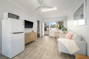 TV - Coastal Chic Apartment Only Minutes to the Beach (Crescent Head)