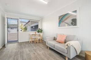 TV - Coastal Chic Apartment Only Minutes to the Beach (Crescent Head)