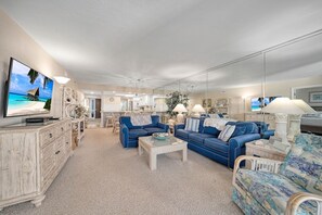 Smart TV - Renovated Condo-Easy Beach Access, and more! 2 bedroom w/sleeping den, 2 bath (Sanibel)