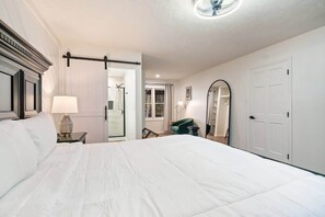 3 habitaciones, escritorio y tabla de planchar con plancha 