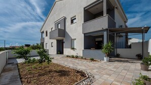 Unclassified image, 3 of 19, button - Modern 2-Bedroom Apartment for up to 6 persons. (Orebic)