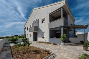 Exterior - Modern 2-Bedroom Apartment for up to 6 persons. (Orebic)