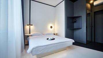 In-room safe, soundproofing, free WiFi, bed sheets