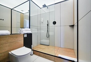 Ducha, artículos de tocador gratuitos, secador de pelo, pantuflas