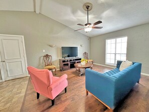 Living area - Charming 2-bedroom house with AC, WiFi in wonderful The Colony (The Colony)