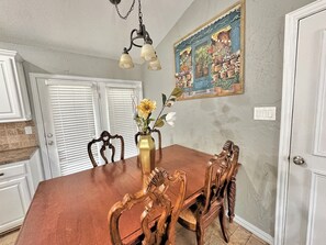Dining - Charming 2-bedroom house with AC, WiFi in wonderful The Colony (The Colony)