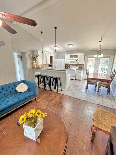 Charming 2-bedroom house with AC, WiFi in wonderful The Colony