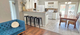 Charming 2-bedroom house with AC, WiFi in wonderful The Colony
