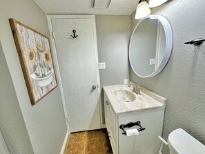 Serviettes fournies, savon, papier toilette