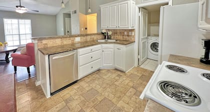 Charming 2-bedroom house with AC, WiFi in wonderful The Colony