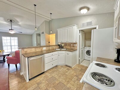 Charming 2-bedroom house with AC, WiFi in wonderful The Colony