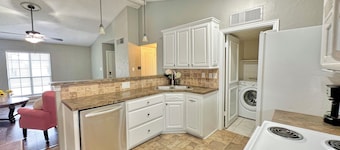 Charming 2-bedroom house with AC, WiFi in wonderful The Colony