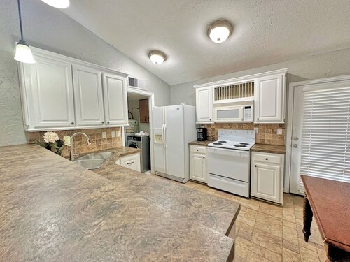 Charming 2-bedroom house with AC, WiFi in wonderful The Colony