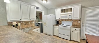 Charming 2-bedroom house with AC, WiFi in wonderful The Colony