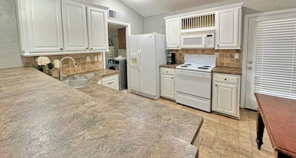 Charming 2-bedroom house with AC, WiFi in wonderful The Colony