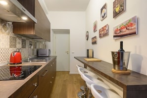 Fridge, microwave, dishwasher, coffee/tea maker - Curato Collection Art Deco Apartment (Roma)