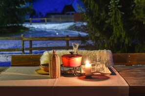 Outdoor dining - Chalet Zala, Garden, Terace, EVcharger, Sauna, Jacuzzi  (Jesenice)