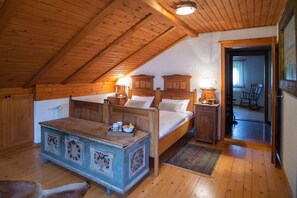 4 bedrooms, iron/ironing board, WiFi, bed sheets