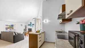 A modern apartment with a kitchen, a dining area, and a living room. - Rooftop Paradise with Sea View - Katja (Medulin)