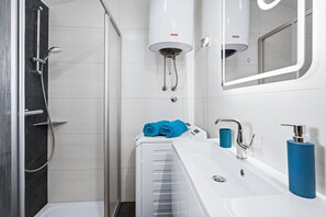 Douche, sèche-cheveux, serviettes fournies, papier toilette
