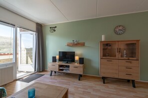Living room - Seaside Holiday Apartment With a Patio (Callantsoog)