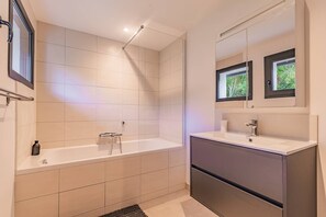 Een douche, een haardroger, handdoeken, zeep