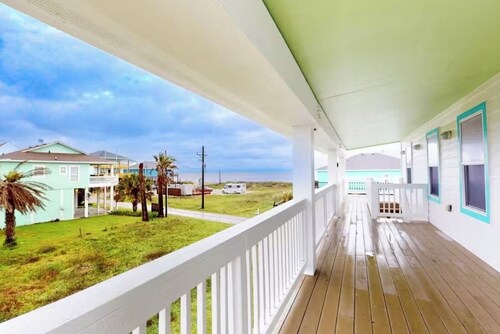 NEW! LISTING DISCOUNTS! Short Walk to Beach - 2BR - Pets OK