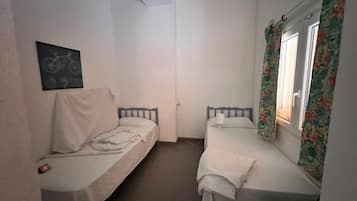 4 bedrooms, iron/ironing board, WiFi, bed sheets