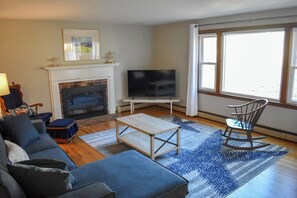 Smart TV - 3 bedroom home, quick drive to Northside Beaches (Dennis)