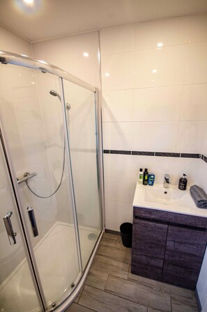 Douche, serviettes fournies, savon, papier toilette