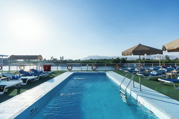 Outdoor pool, pool loungers