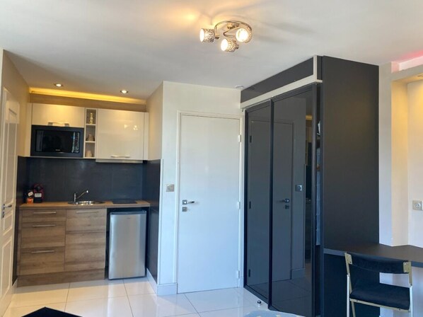 Private kitchen - Fully equipped studio in city center, FREE WIFI (Montluçon)