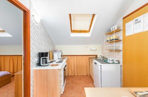 Een koelkast, een magnetron, een oven, een kookplaat