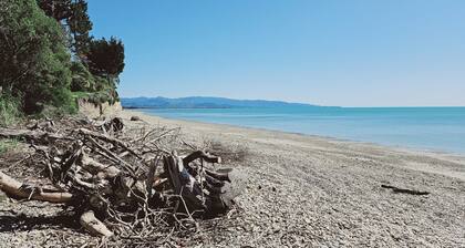 A delightful studio nestled in the very popular area of Kina Beach, and a few steps from the beach