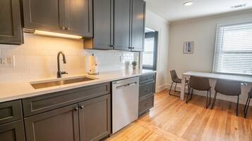 Een koelkast, een magnetron, een oven, een kookplaat