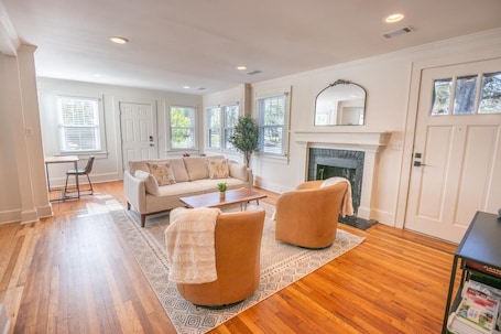 TV. A Walk in the Pines - Bright & Cute 3br 2ba Home