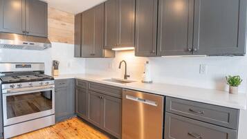 Een koelkast, een magnetron, een oven, een kookplaat