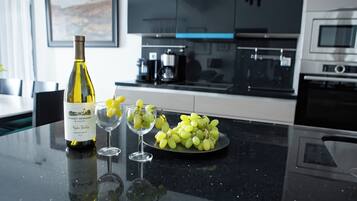 Deluxe Villa, 2 Bedrooms, Ocean View | Dapur peribadi | Peti sejuk/penyejuk beku saiz penuh, pembancuh kopi/teh, cerek elektrik