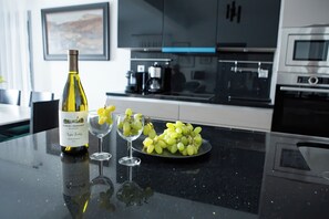 Villa Deluxe, 2 chambres, vue océan | Cuisine privée | Grand réfrigérateur, cafetiÚre/bouilloire, bouilloire électrique