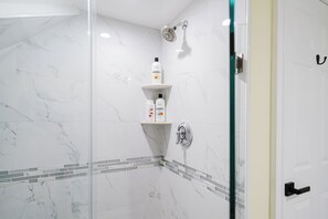 Een douche, een haardroger, handdoeken, zeep