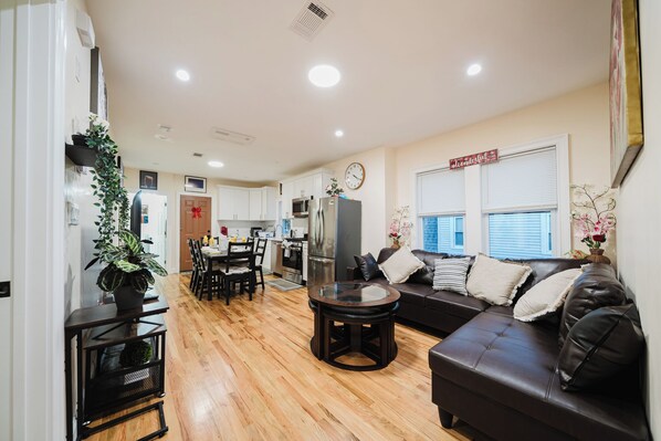 Interior - 14/2-SPRING GETAWAY EARLY BIRD 10% Spacious 5-bedroom apartment in Milton (Milton)